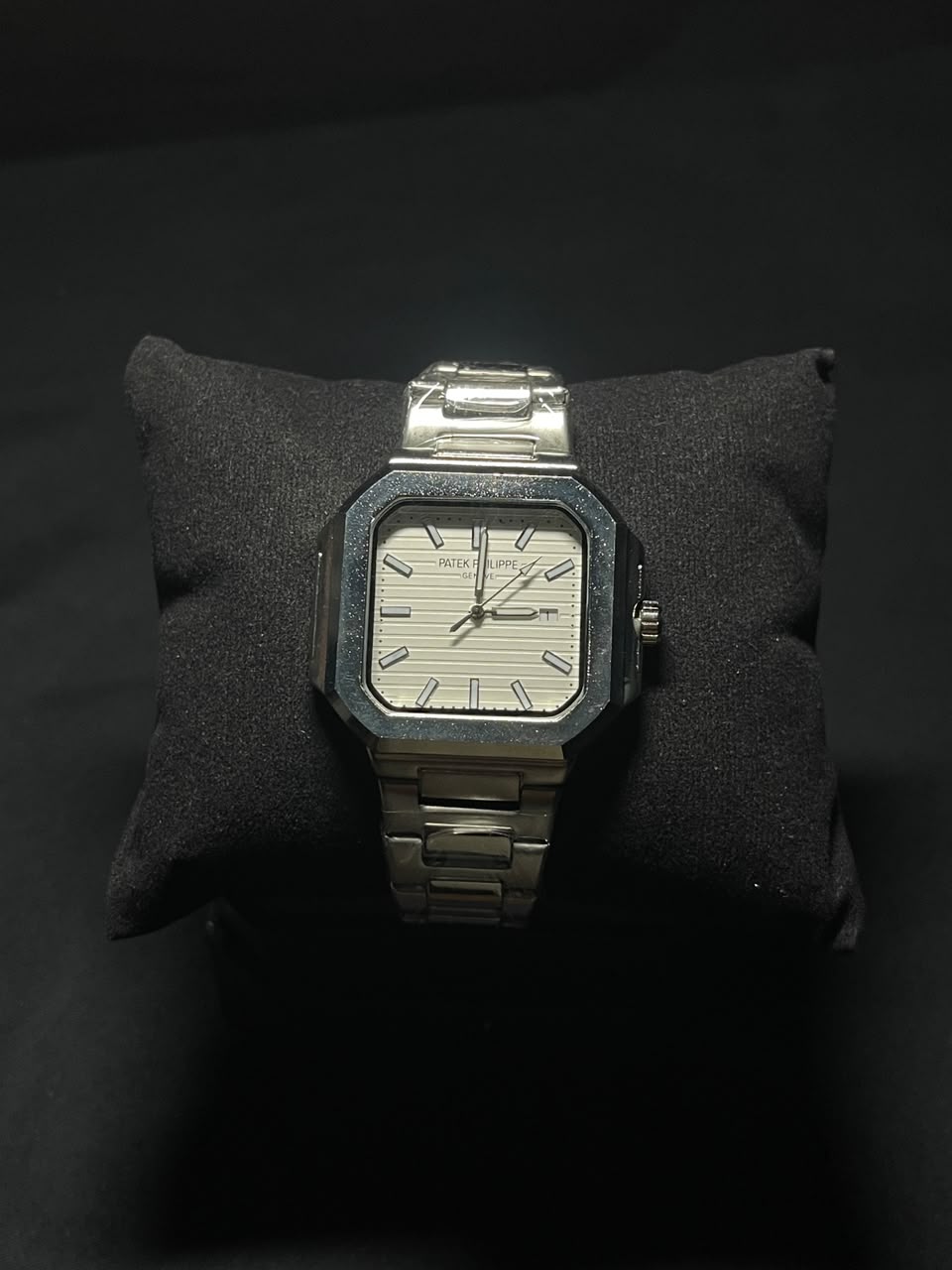 Cubitus-style, silver/white dial
