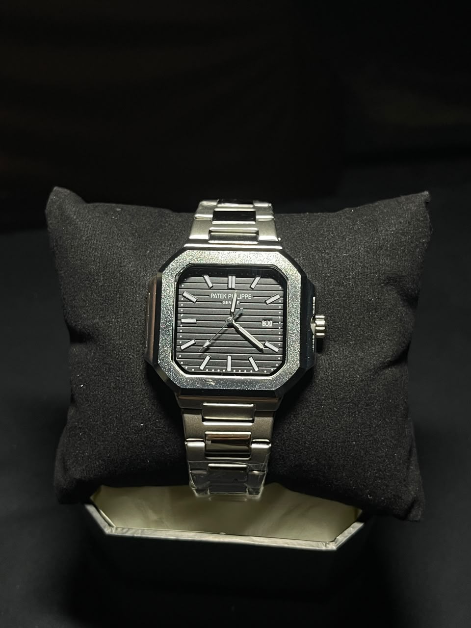 Cubitus-style, black dial