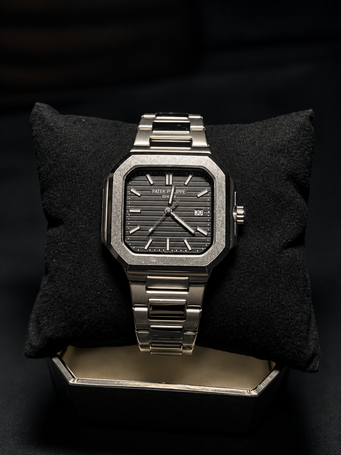 Cubitus-style, black dial